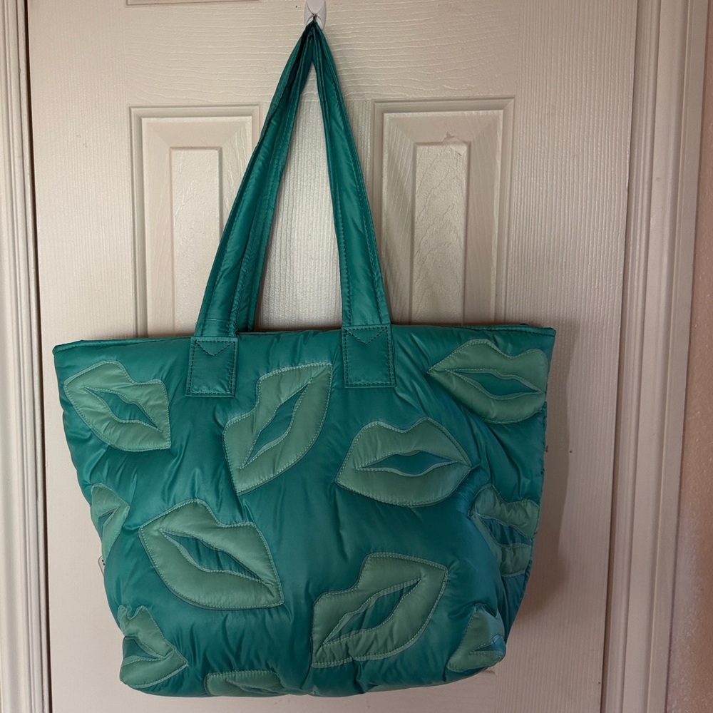 🦊👄🦊 WILDFOX LIPS QUILTED MINT GREEN PUFFY TOTE BAG 🦊👄🦊 NWT 🦊👄🦊 - Picture 4 of 16